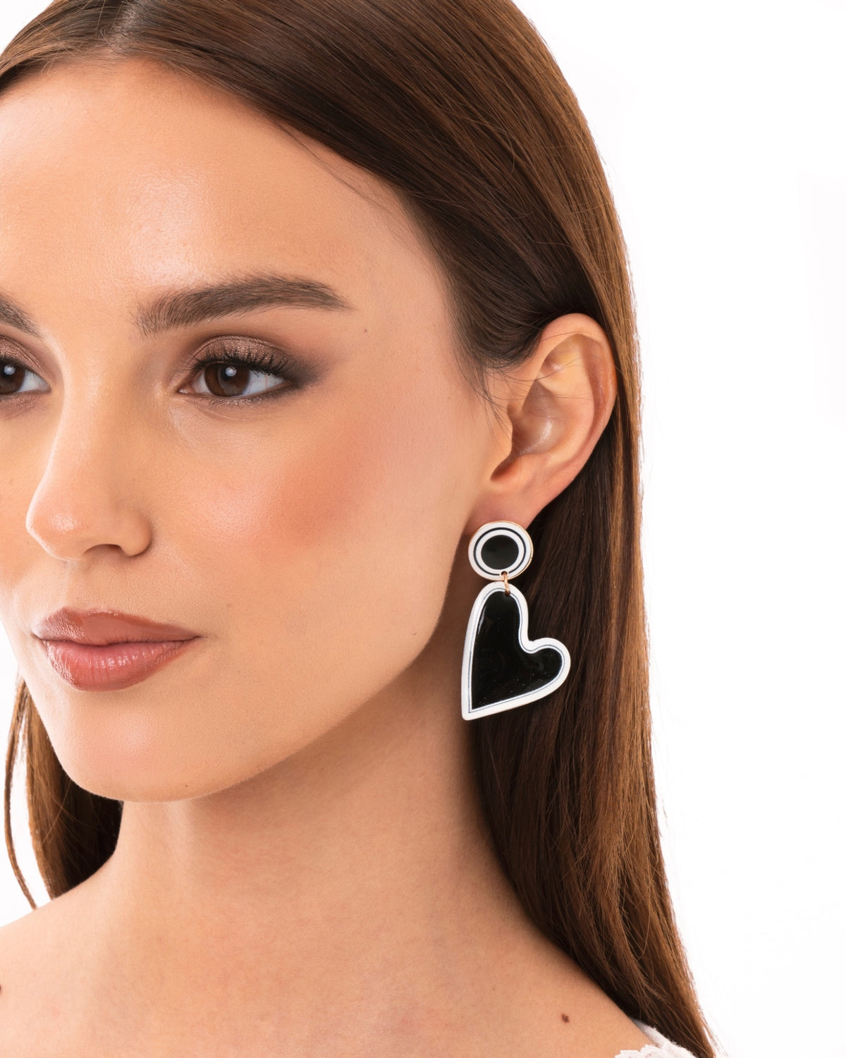 Orecchini in metallo pendenti a cuori smaltati bianchi e neri - Mya Accessories