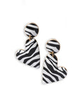 Orecchini in metallo pendenti a cuori smaltati zebrati bianchi e neri - Mya Accessories