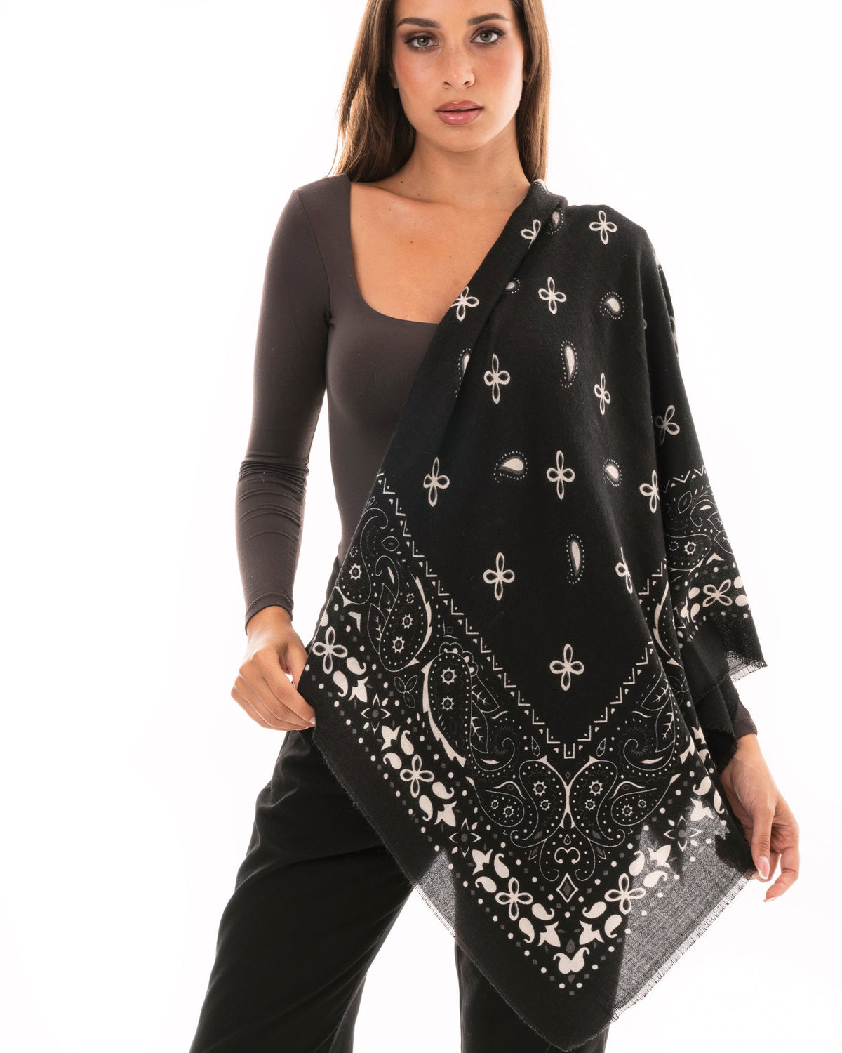 Sciarpa dalla texture bandana chic nera e bianca - Mya Accessories