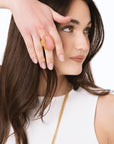 Anello elastico in metallo antichizzato con pietra in resina rosa - Mya Accessories