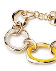 Bracciale smaltato giallo e bianco in metallo colore oro - Mya Accessories