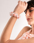 Bracciale elastico, con sfere in acrilico intrecciate tono rosa - Mya Accessories