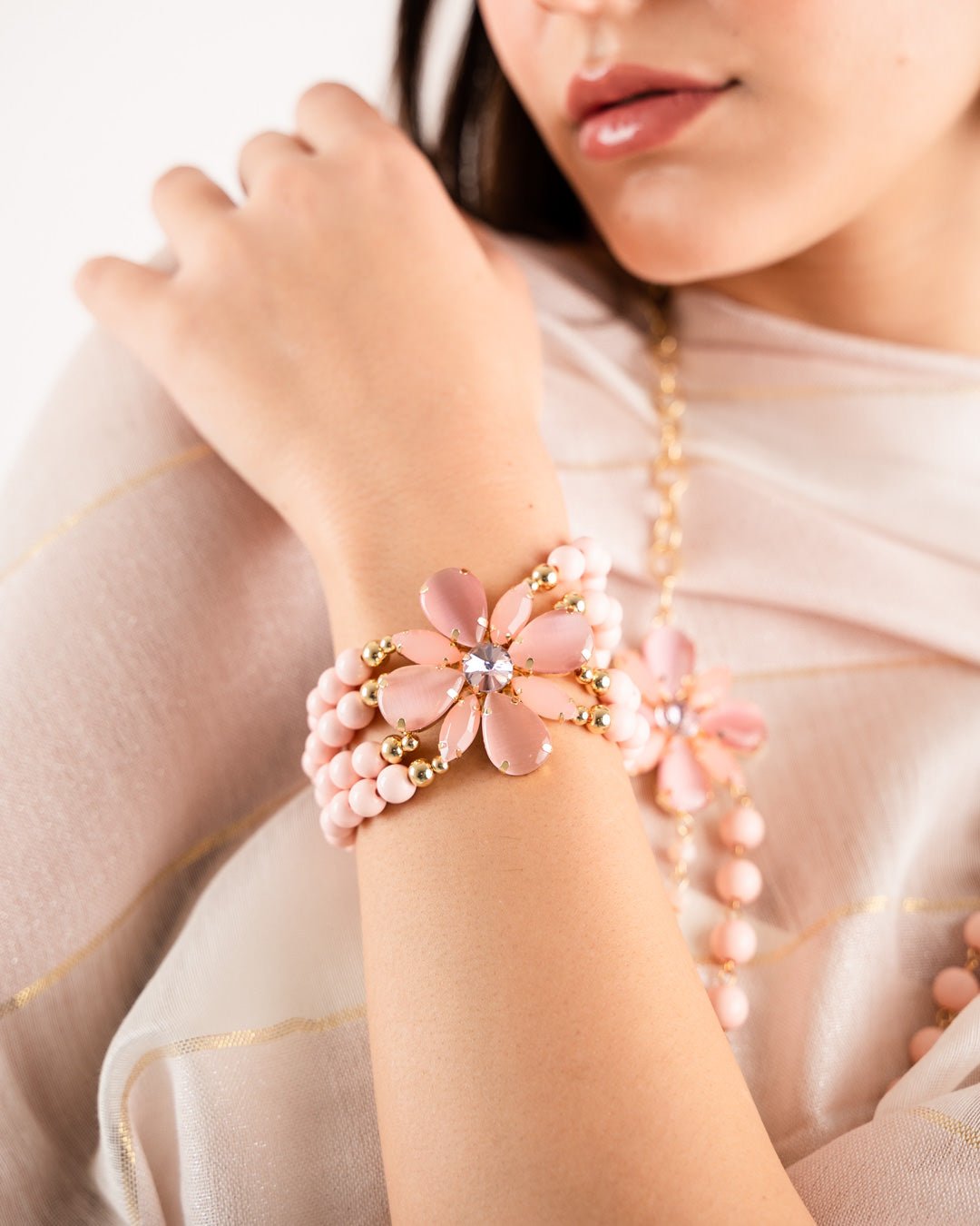 Bracciale a quattro fili in acrilico elastici con fiore in vetro rosa chiaro - Mya Accessories