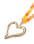 Collana lunga con pietre dure multi arancio e pendente in metallo a forma di cuore - Mya Accessories