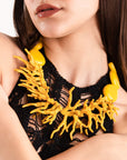 Collana girocollo in acrilico con rami in corallo colore senape - Mya Accessories
