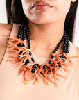 Collana girocollo tre fili con sfere in acrilico nere e rami a forma di corallo in resina colore arancio - Mya Accessories