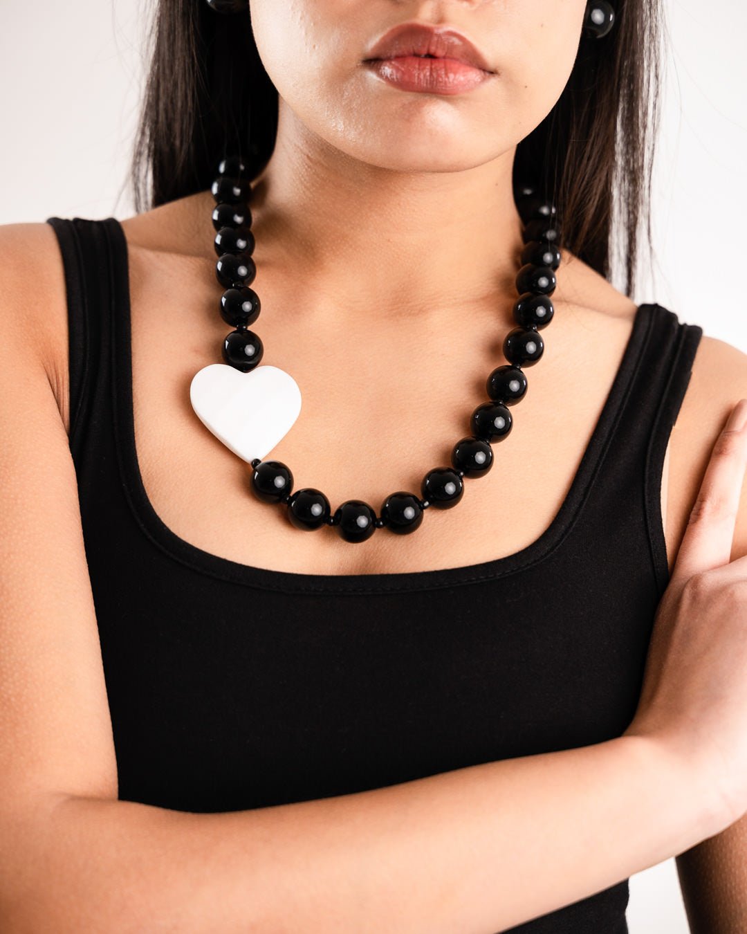Collana girocollo con sfere in acrilico nere con cuore bianco - Mya Accessories