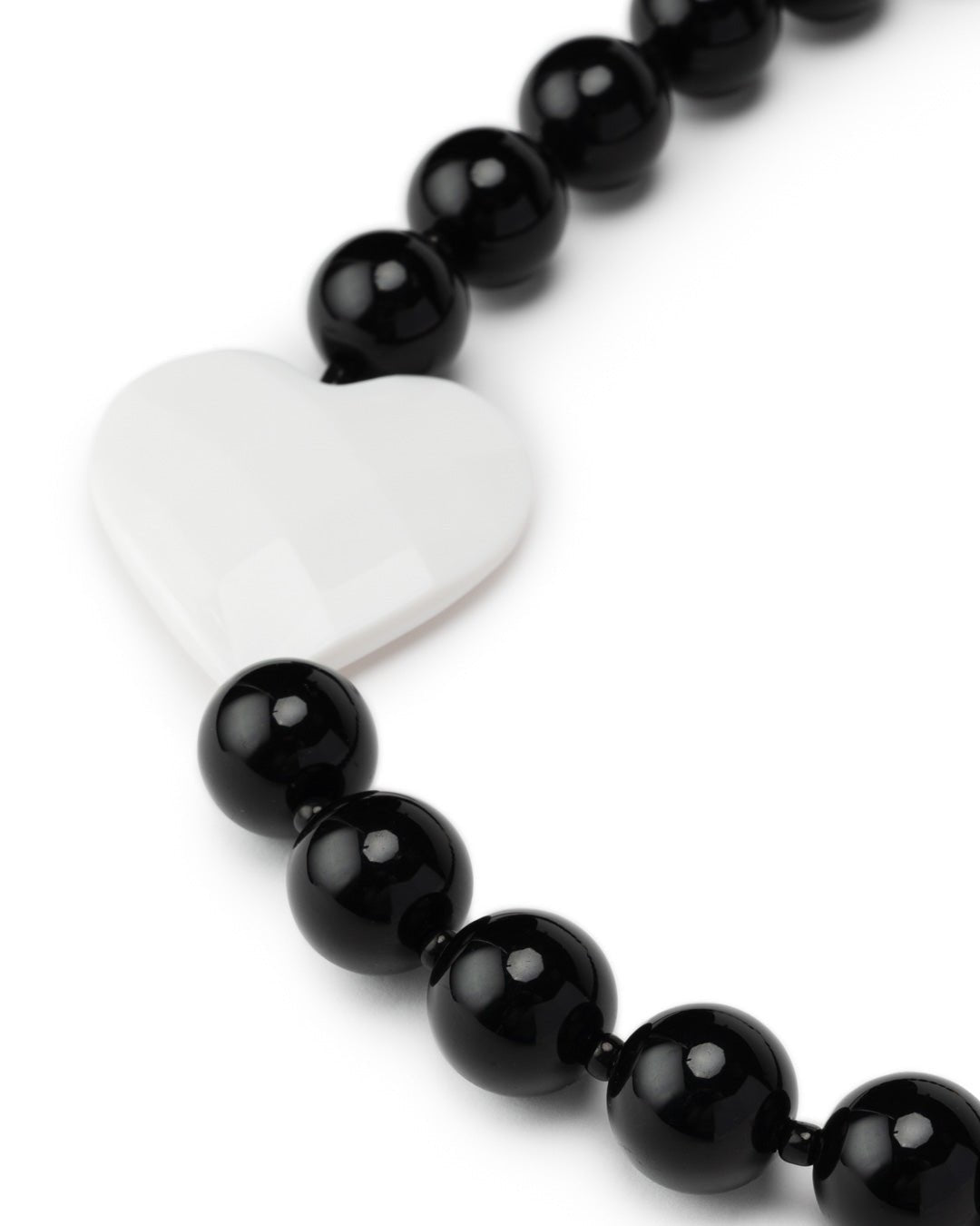 Collana girocollo con sfere in acrilico nere con cuore bianco - Mya Accessories