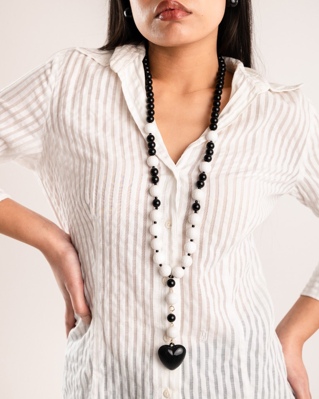 Collana lunga con sfere in acrilico nere con pendente a cuore bianco - Mya Accessories