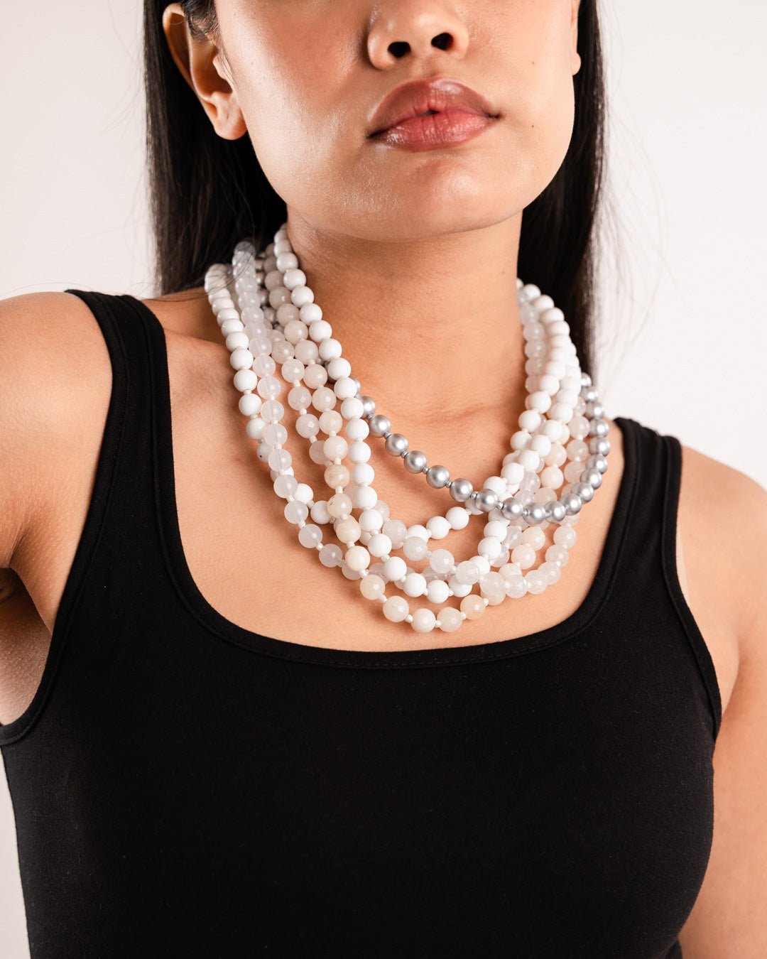 Collana girocollo multi filo con pietre dure e sfere in acrilico tono bianco - Mya Accessories