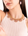 Collana girocollo in metallo con microcristalli in vetro rosa ed arancio - Mya Accessories