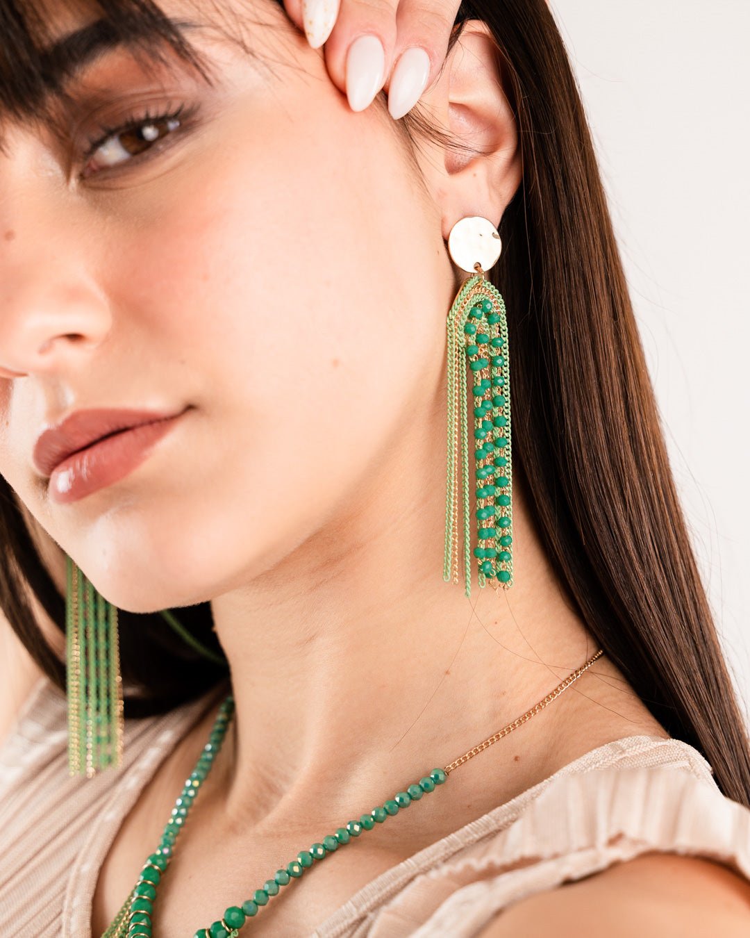 Orecchini in ottone lunghi pendenti con catene microcristalli verde - Mya Accessories