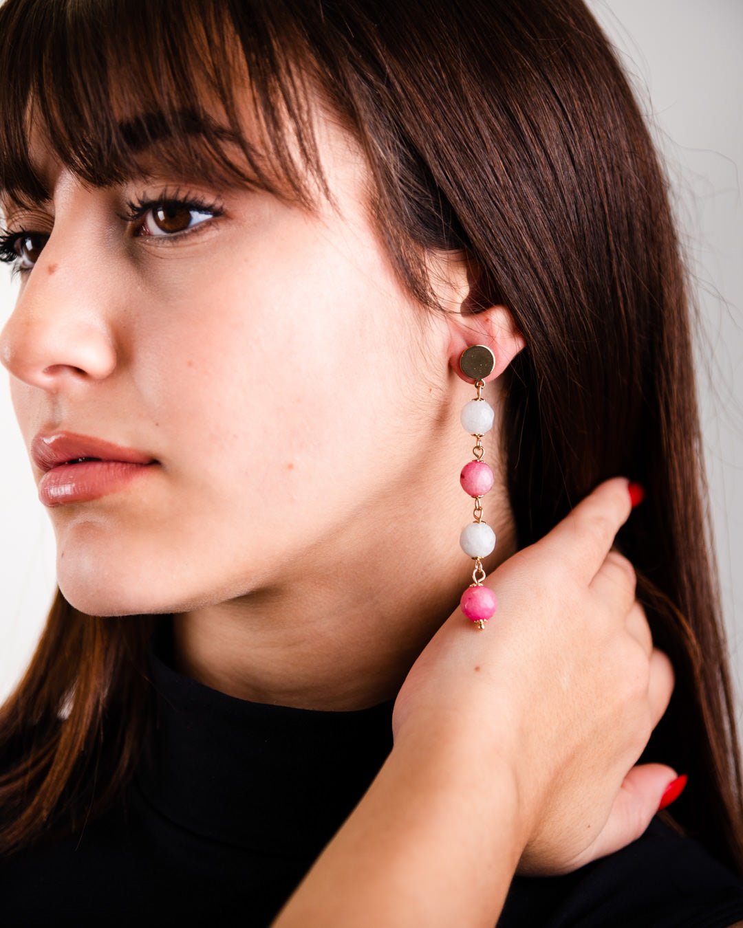 Orecchini pendenti in ottone lunghi con pietre dure multi rosa - Mya Accessories