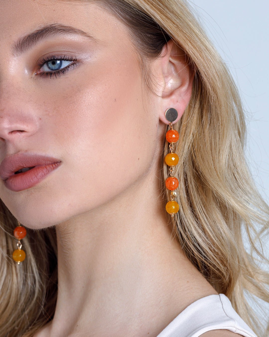 Orecchini pendenti in ottone lunghi con pietre dure multi arancio - Mya Accessories