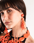 Orecchini in resina pendenti con rami in corallo arancio - Mya Accessories