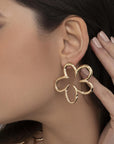 Orecchini in metallo con fiore stilizzato - Mya Accessories