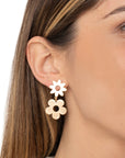 Orecchini pendenti con doppio fiore in metallo - Mya Accessories
