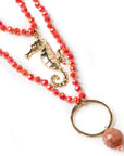 Collana sali e scendi con micro cristalli corallo e pendente a cavalluccio marino in metallo - Mya Accessories