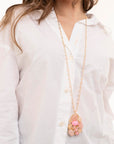 Collana lunga a catena con micro cristalli e pendente ricoperto di pietre dure rosa - Mya Accessories