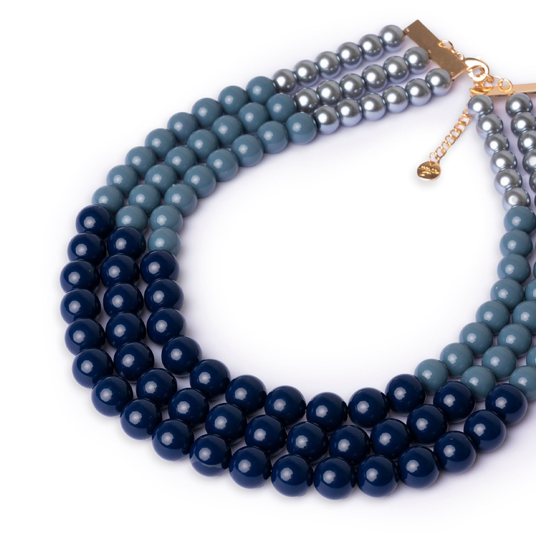 Collana girocollo multilinee con sfere in acrilico tono blu