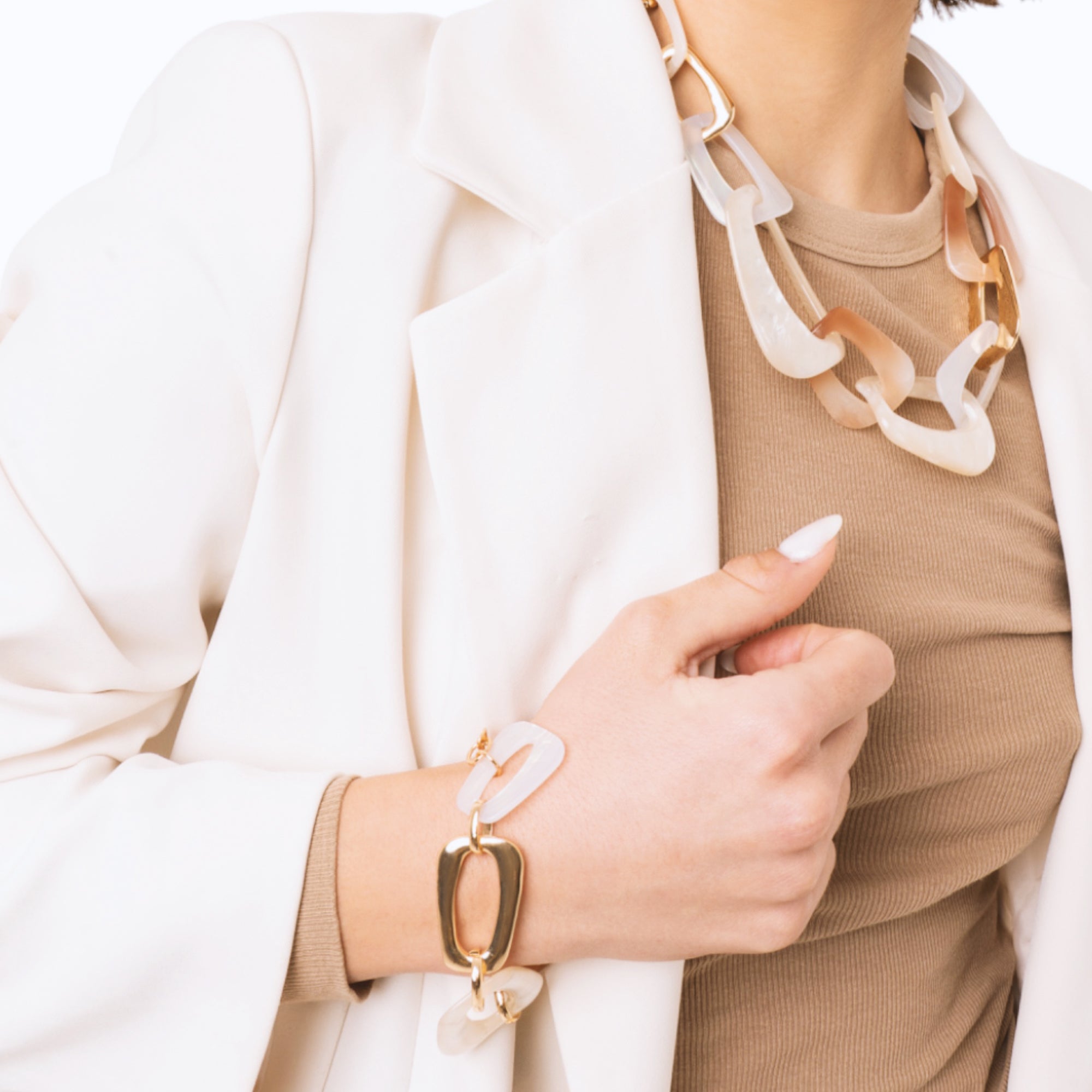 Bracciale in metallo con maglia in acrilico bianca e beige - Mya Accessories