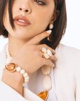 Bracciale elastico in acrilico con sfere beige e goccia arancio - Mya Accessories