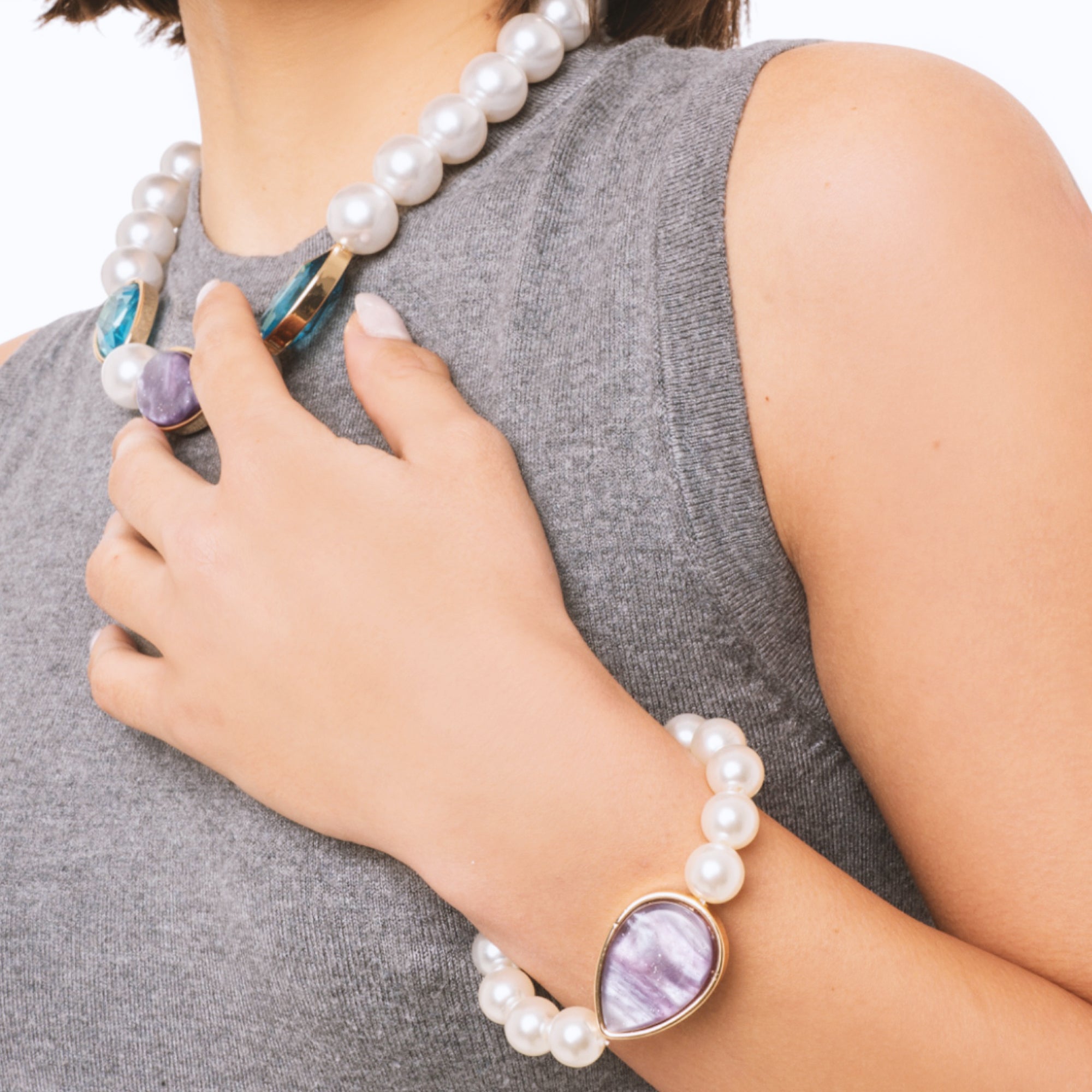 Bracciale elastico in acrilico con sfere perlate e goccia viola - Mya Accessories