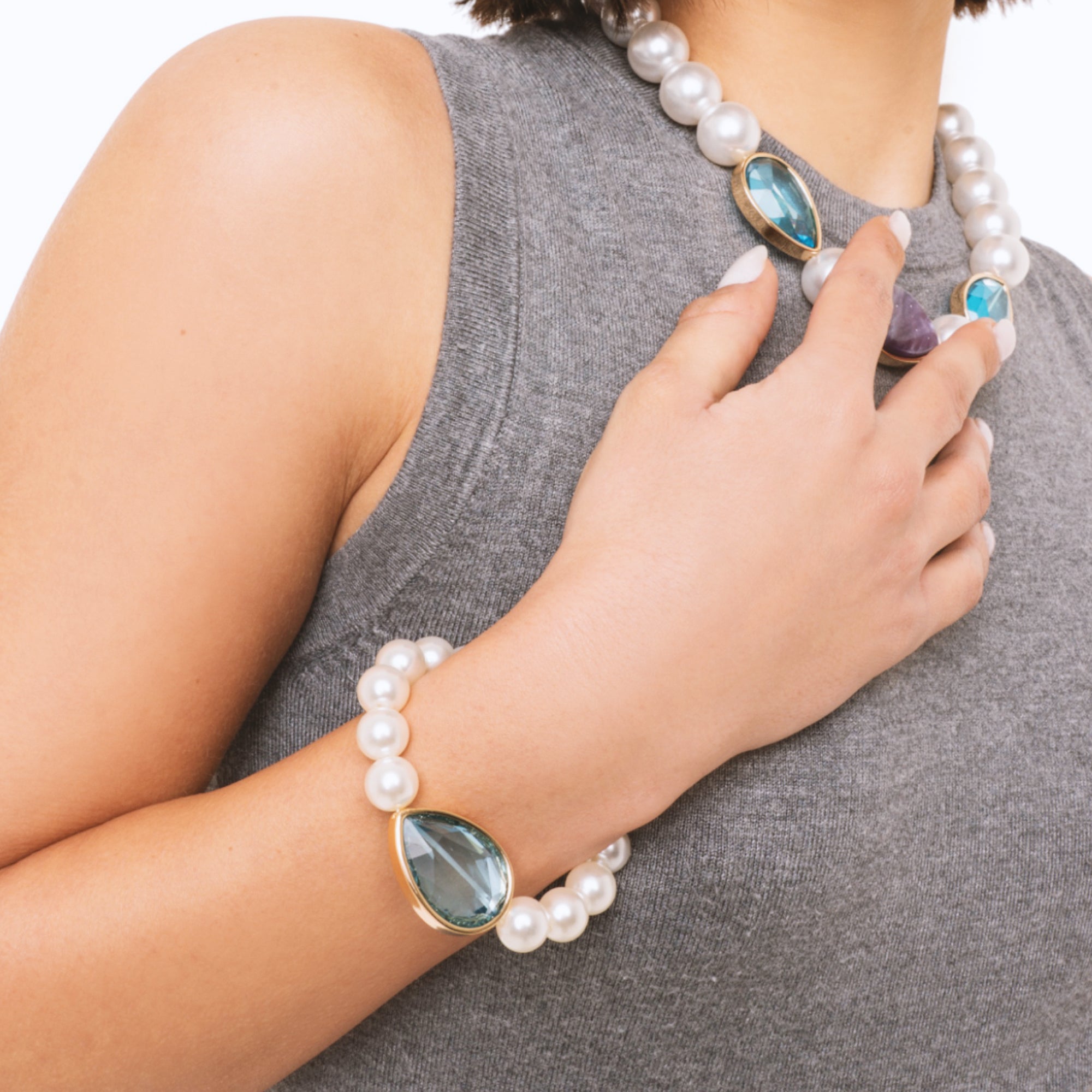 Bracciale elastico in acrilico con sfere perlate e goccia turchese - Mya Accessories