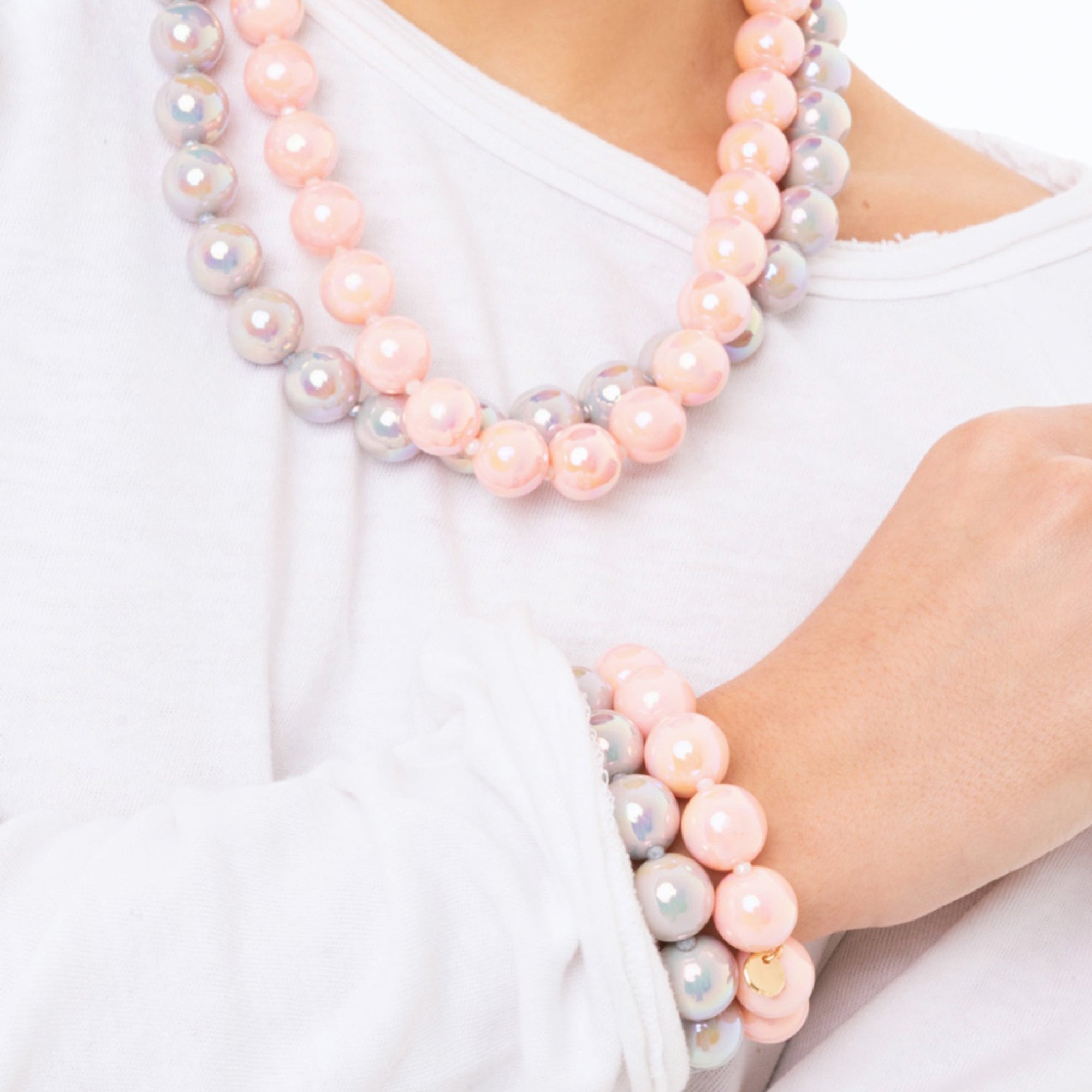 Bracciale elastico a due fili con sfere lucide in acrilico rosa e grigio - Mya Accessories