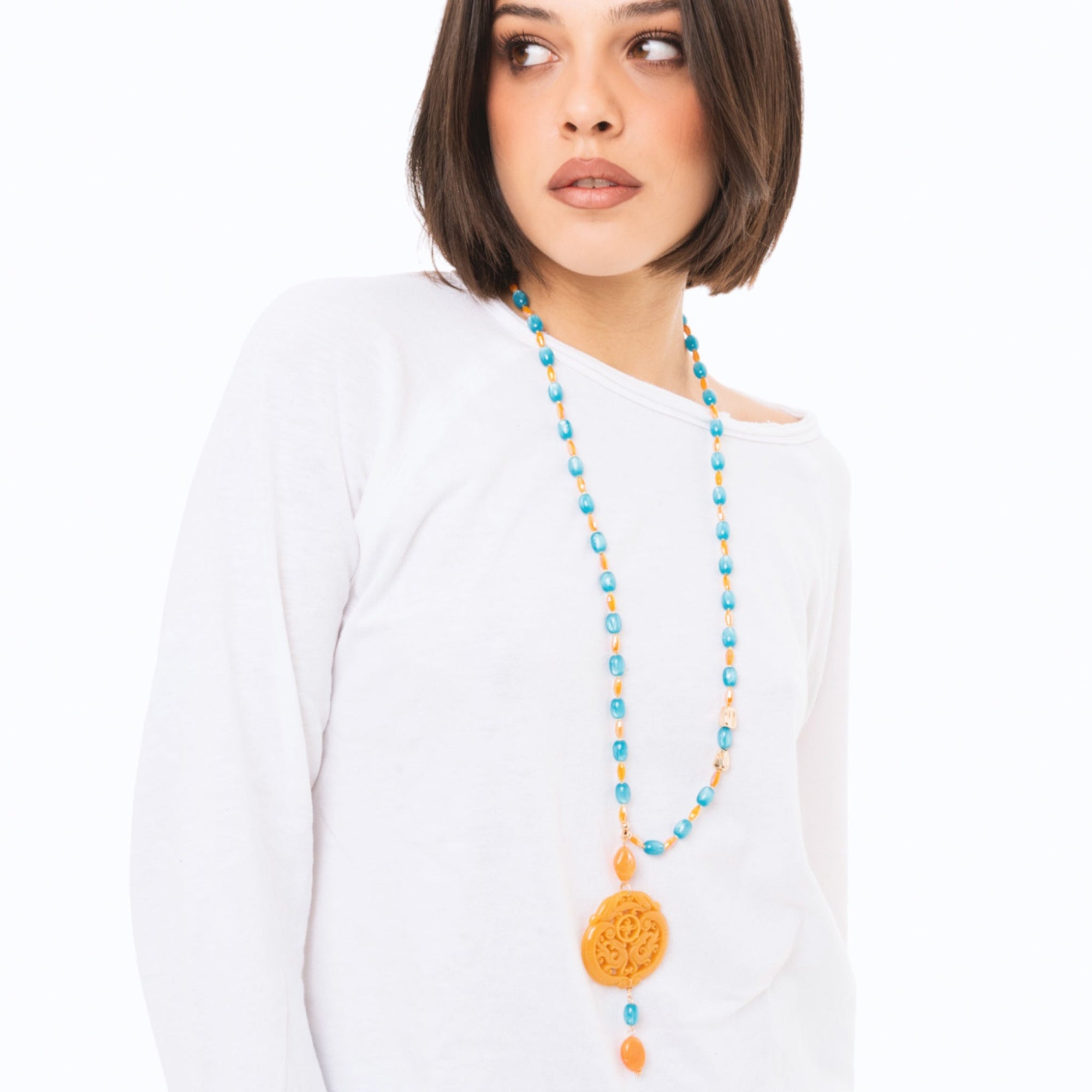 Collana lunga con pietre in acrilico e vetro, pendente mandala arancio - Mya Accessories