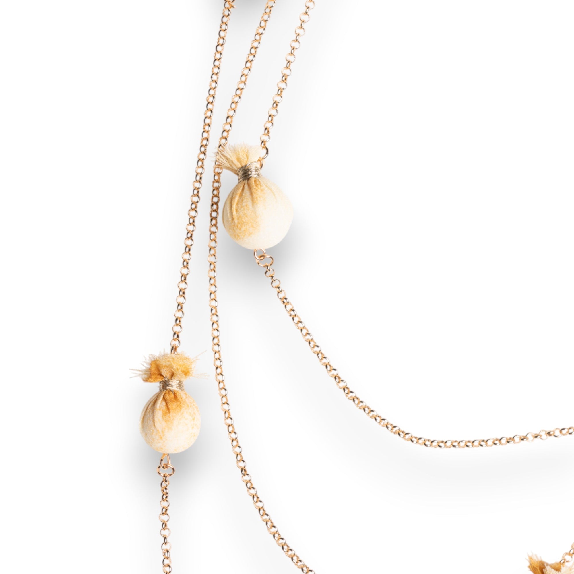 Collana lunga a tre fili in catena sottile con caramelle in cotone tono beige - Mya Accessories