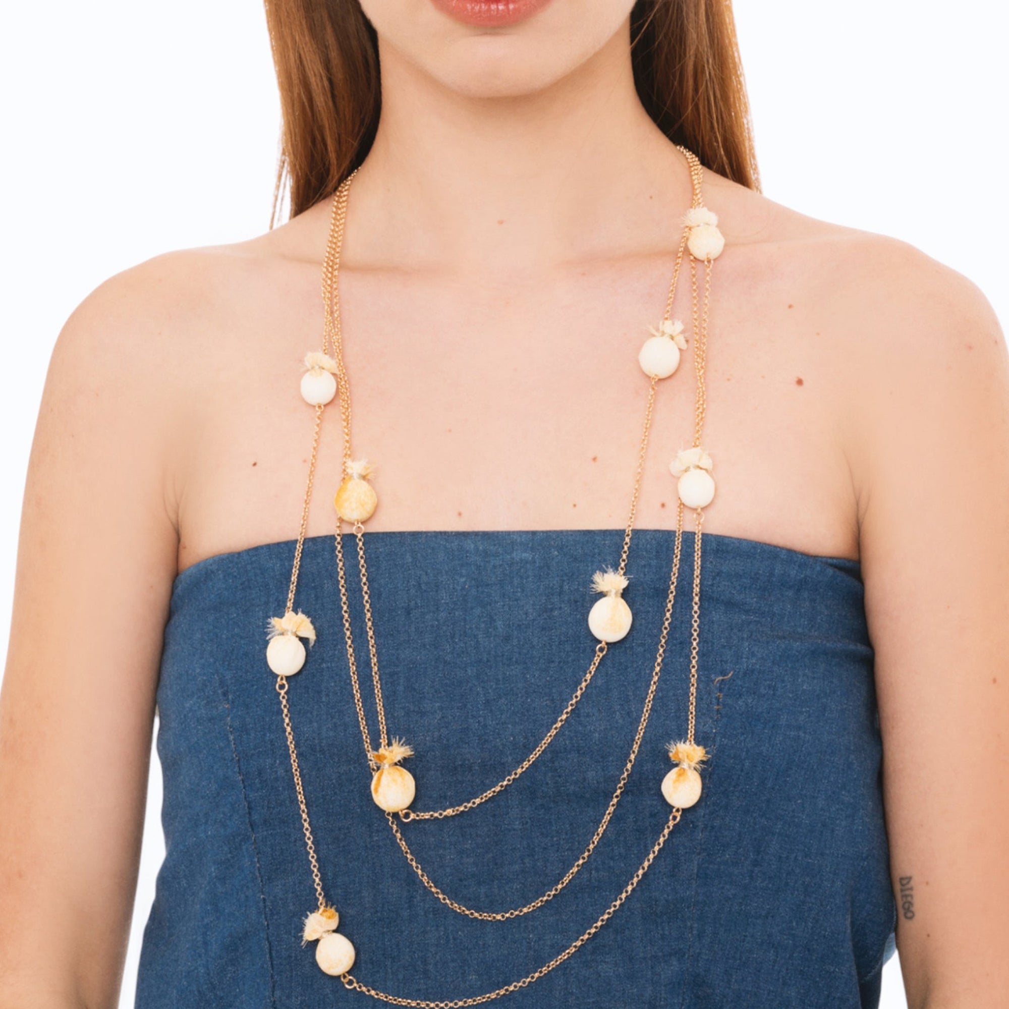 Collana lunga a tre fili in catena sottile con caramelle in cotone tono beige - Mya Accessories