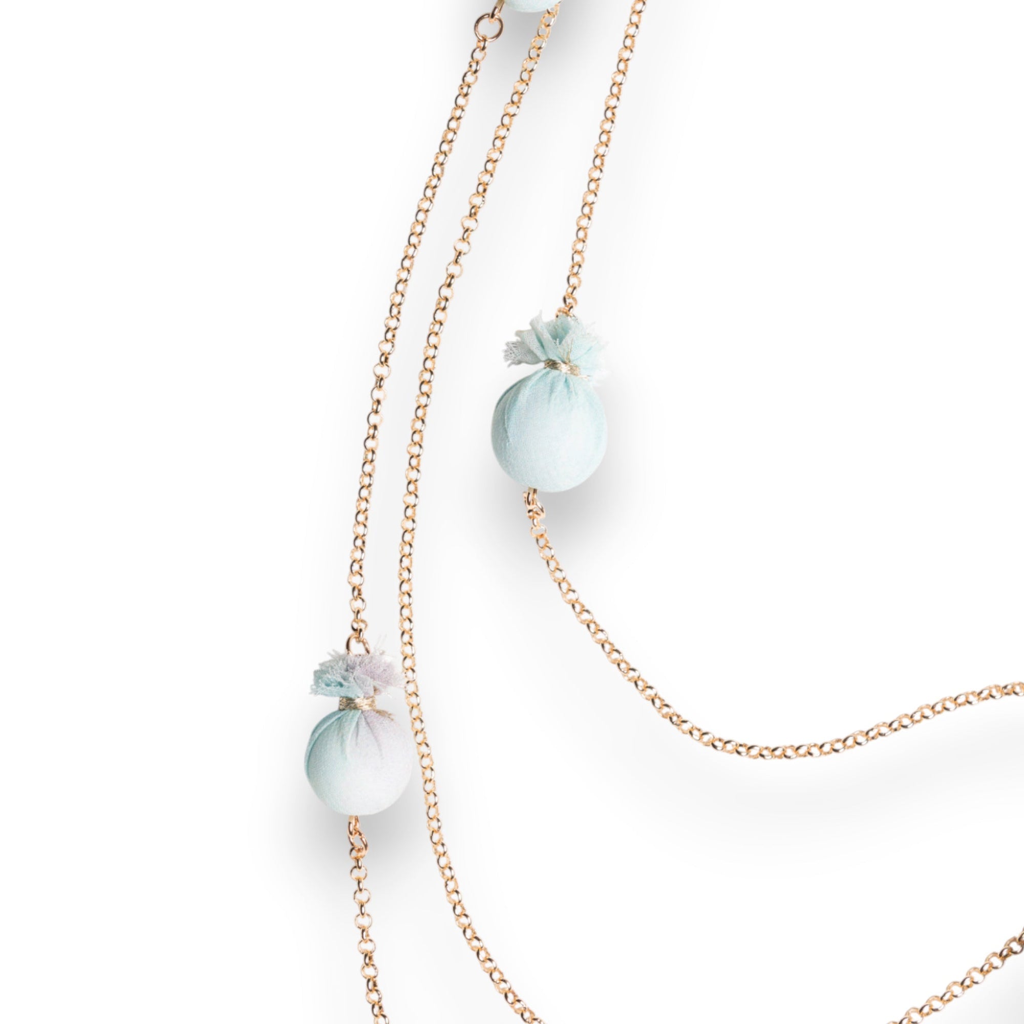 Collana lunga a tre fili in catena sottile con caramelle in cotone tono azzurro - Mya Accessories
