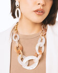 Collana girocollo a catena con inserti in acrilico ovali tono beige - Mya Accessories