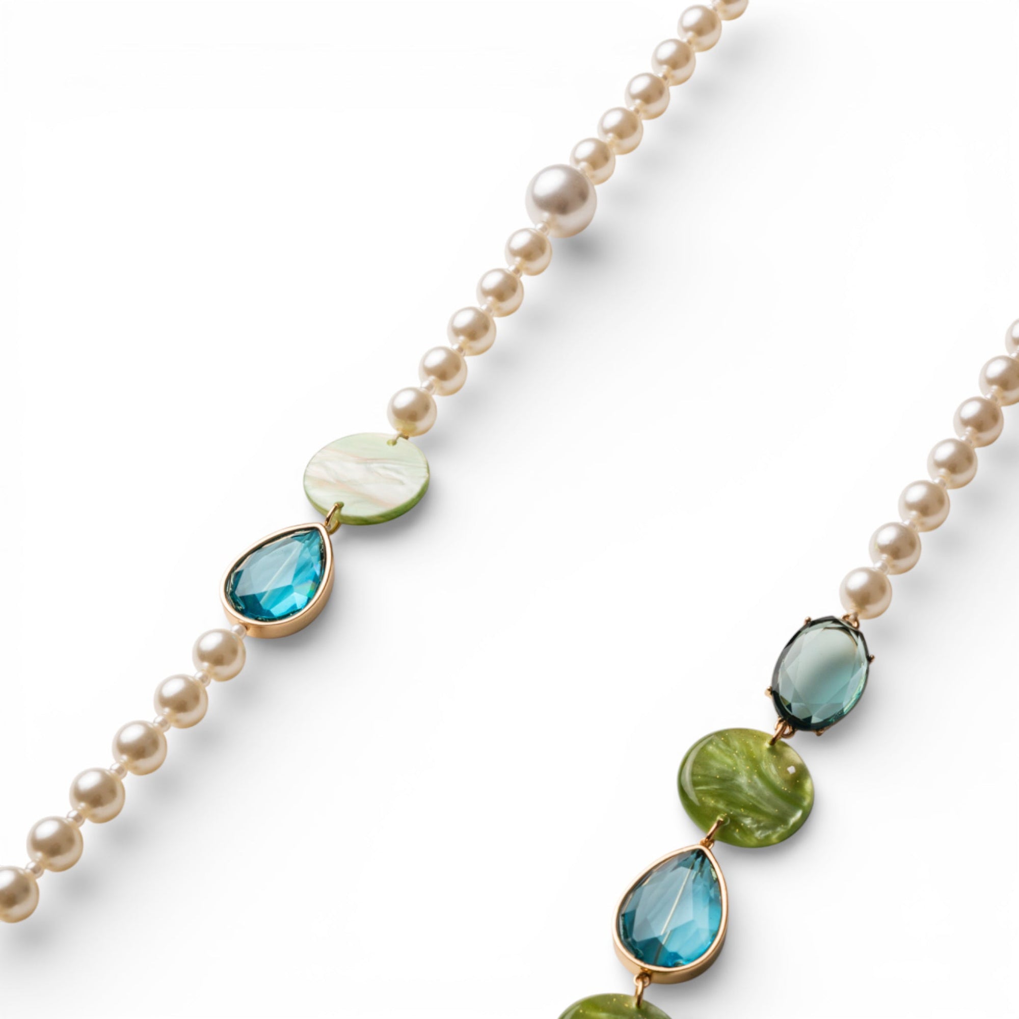 Collana lunga con perle in acrilico ed inserti tono verde e blu - Mya Accessories