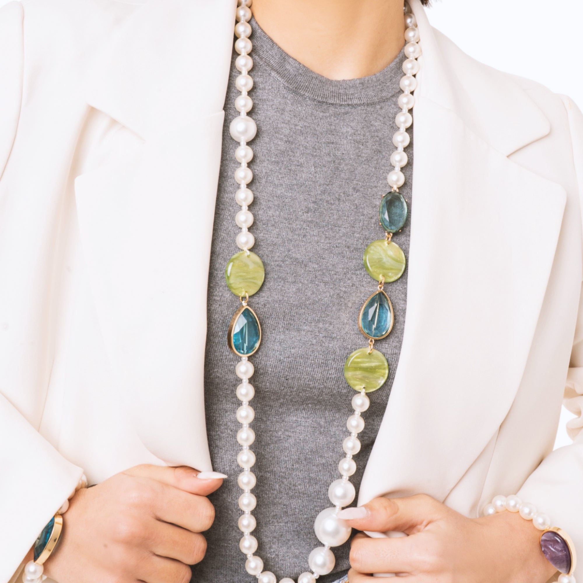 Collana lunga con perle in acrilico ed inserti tono verde e blu - Mya Accessories