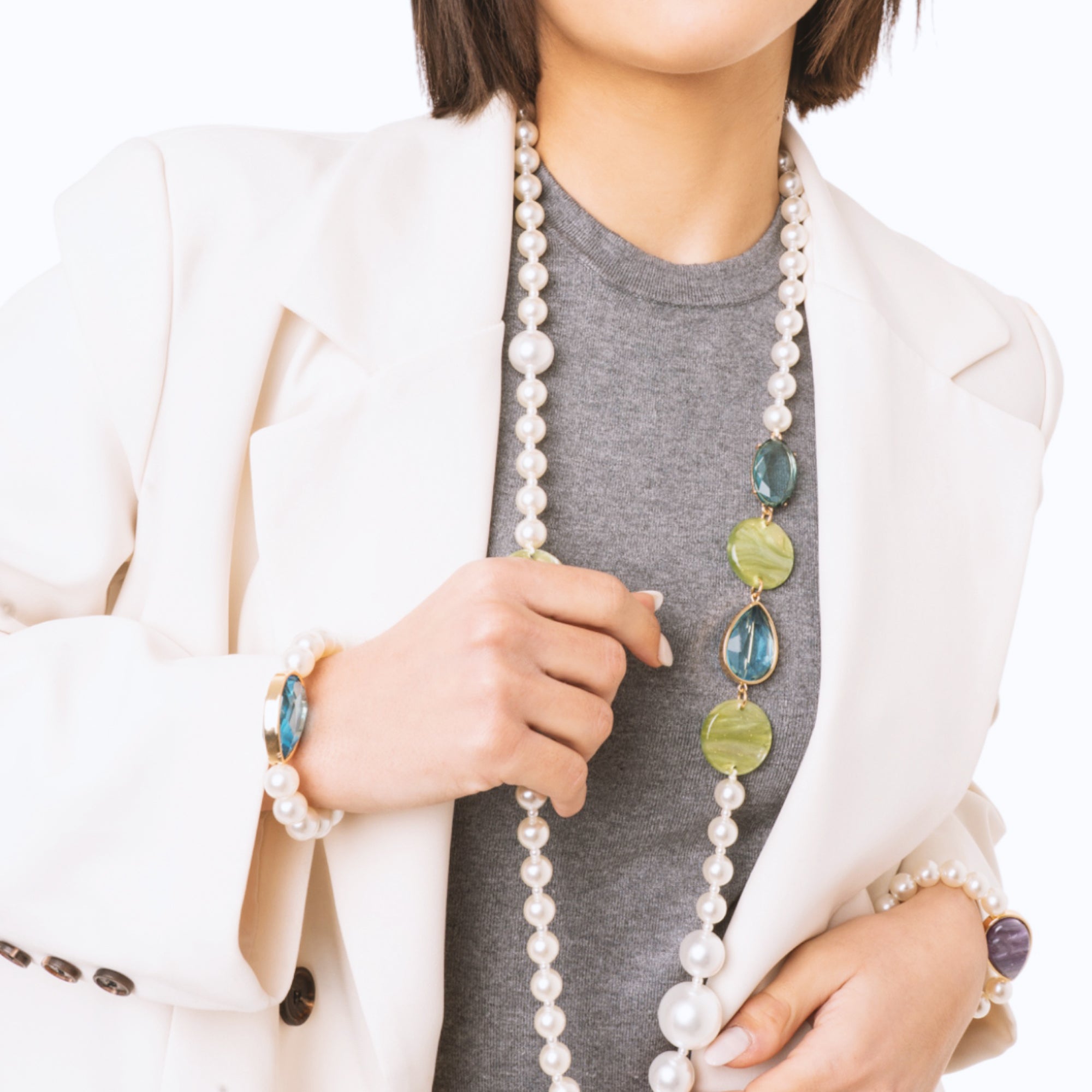 Collana lunga con perle in acrilico ed inserti tono verde e blu - Mya Accessories
