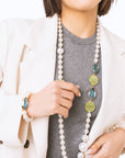 Collana lunga con perle in acrilico ed inserti tono verde e blu - Mya Accessories