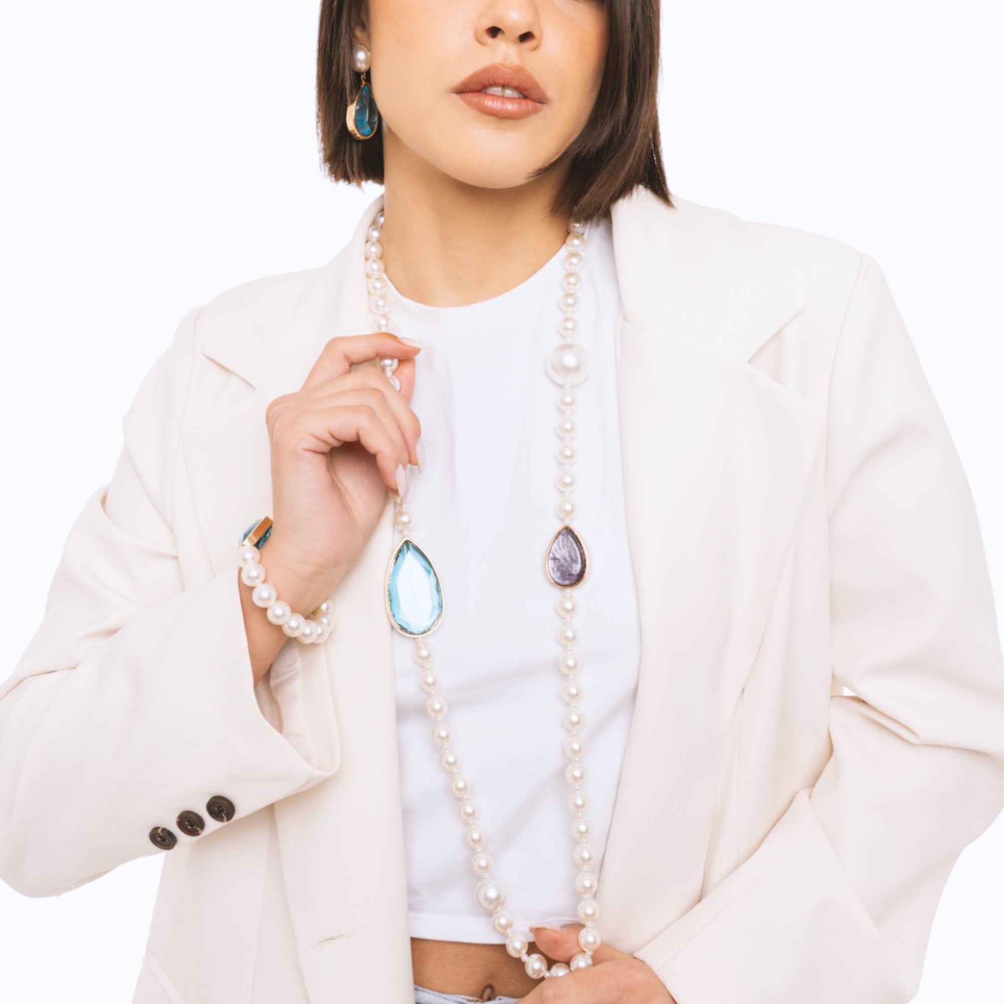 Collana lunga con perle in acrilico ed inserti in resina viola e blu - Mya Accessories