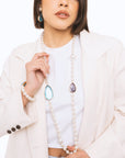 Collana lunga con perle in acrilico ed inserti in resina viola e blu - Mya Accessories