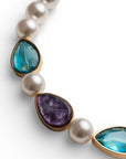 Collana girocollo con perle in acrilico ed inserti in resina a goccia viola e blu - Mya Accessories