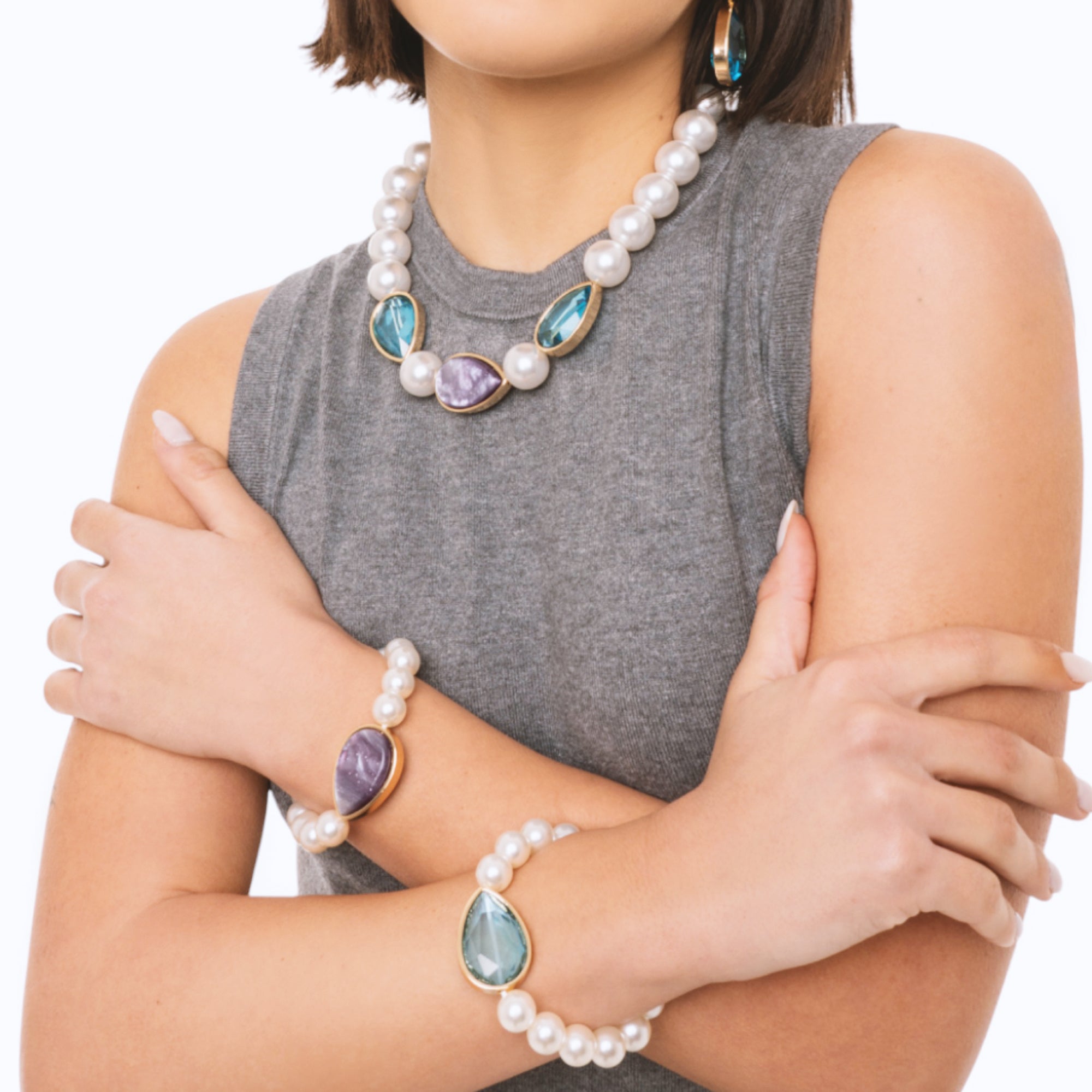 Collana girocollo con perle in acrilico ed inserti in resina a goccia viola e blu - Mya Accessories