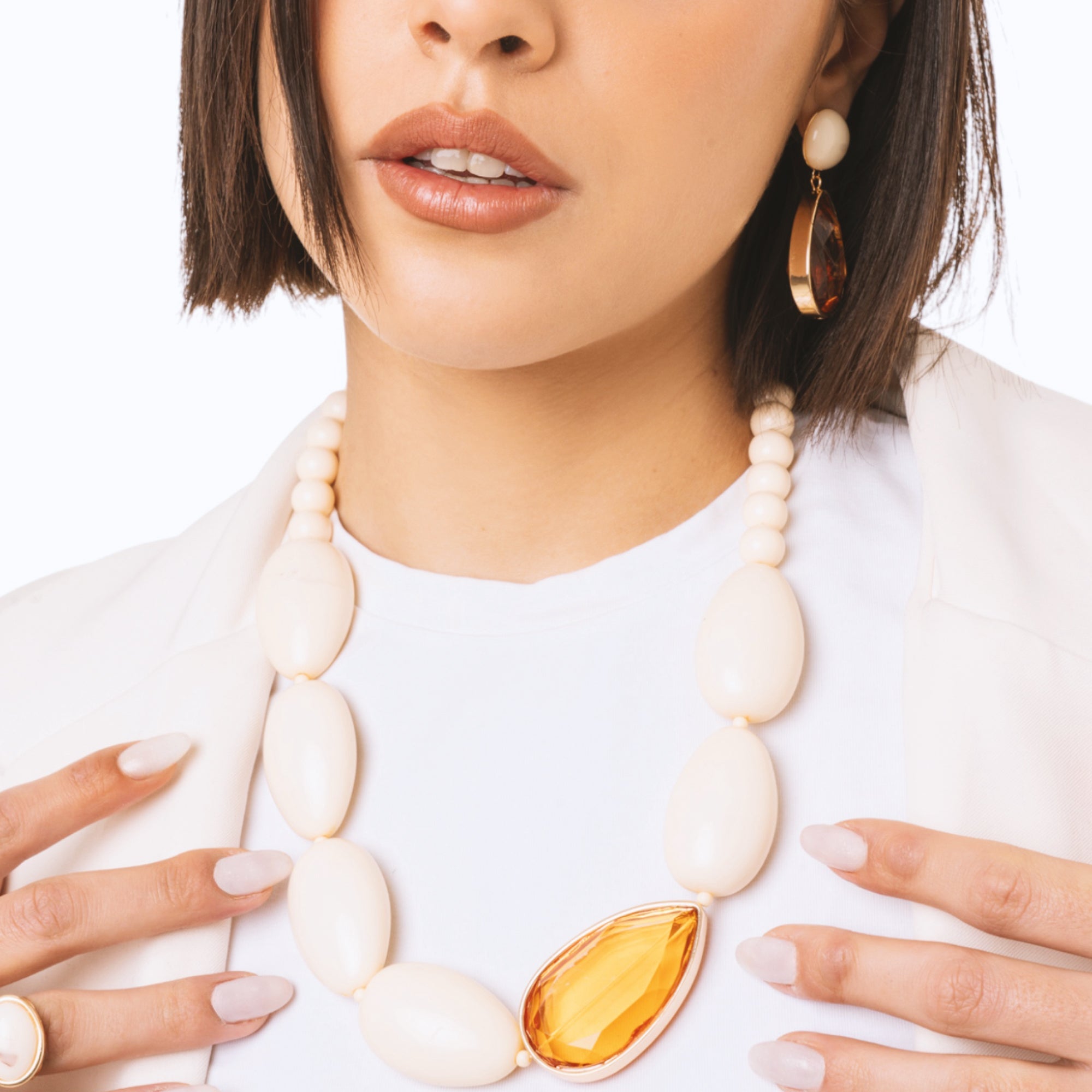 Collana girocollo con pietre in resina beige con goccia arancio - Mya Accessories