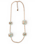 Collana lunga a catena con inserti esagonali in resina celeste design floreale - Mya Accessories