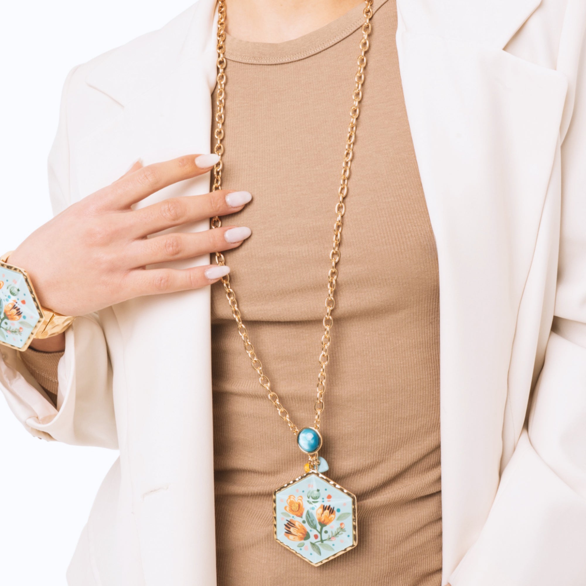 Collana lunga a catena con pendente a medaglione esagonale in resina celeste design floreale - Mya Accessories