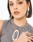 Collana girocollo a catena con pendente ovale in acrilico design zebrato - Mya Accessories