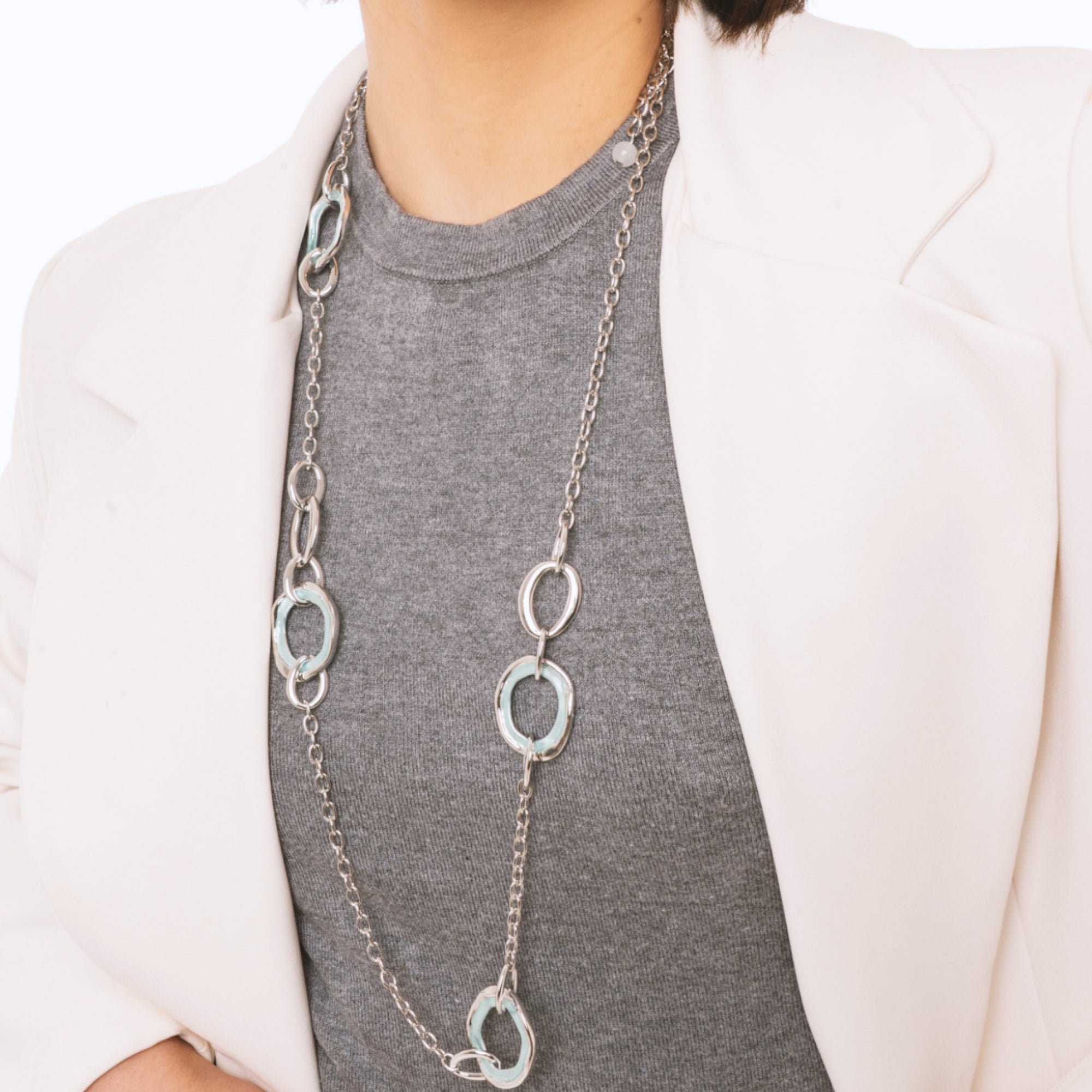 Collana lunga a catena con design circolare forato smaltato celeste - Mya Accessories