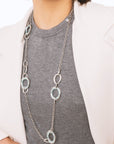 Collana lunga a catena con design circolare forato smaltato celeste - Mya Accessories