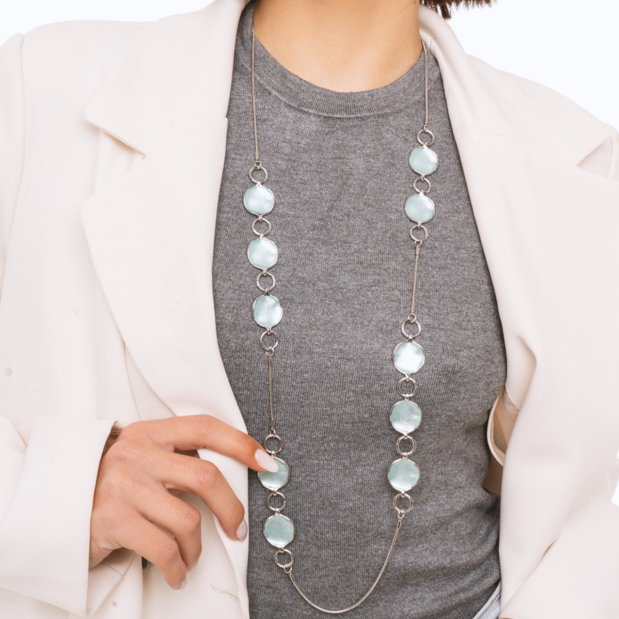 Collana lunga a filo con design circolare smaltato celeste - Mya Accessories