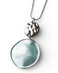 Collana lunga a catena snake con pendente circolare smaltato celeste - Mya Accessories